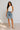 Bermuda jean femme coupe droite taille haute porté avec un débardeur