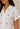 Détail des petits motifs floraux colorés de la chemise blanche femme