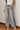 Jean gris wide leg pour femme en denim délavé - vue de face