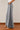 Détail de la taille et des poches du jean gris wide leg femme
