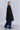 Manteau oversize noir WITHBLACK femme porté avec un jean bleu