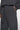 Détail de la ceinture à boucle ronde du pantalon gris femme