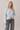 Pull rayé Bellerose bleu et gris femme porté avec un jean bleu