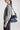 Sac à bandoulière matelassé bleu marine — HOBBES