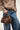 Sac compact en cuir à chaîne et charms — JUNEL